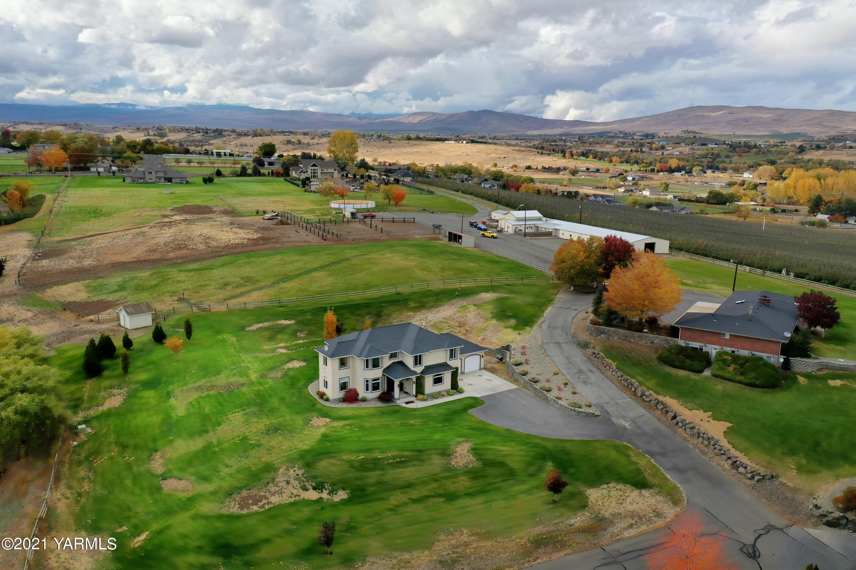 10807 Zier Road Yakima, WA 98908 - Photo 40 of 44 an aerial view of a house with outdoor space