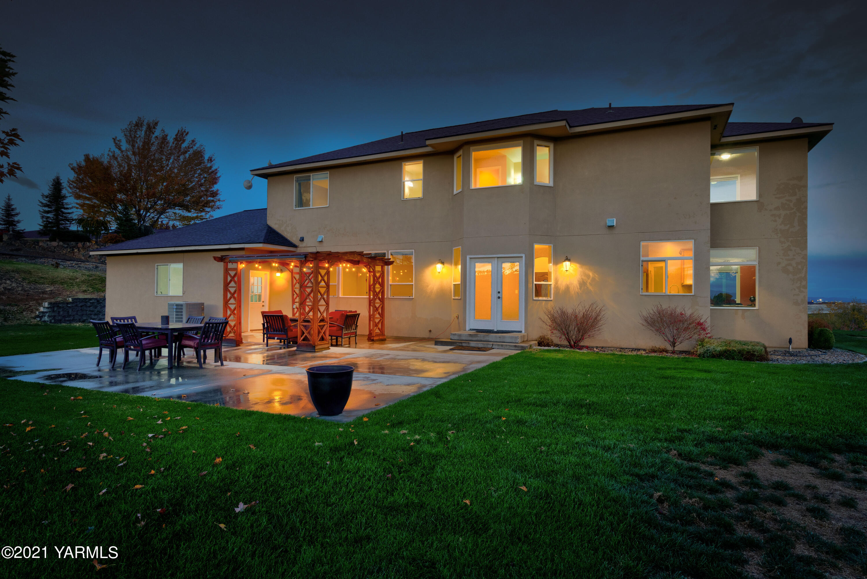 10807 Zier Road Yakima, WA 98908 - Photo 5 of 44 a view of a house with backyard sitting area and garden