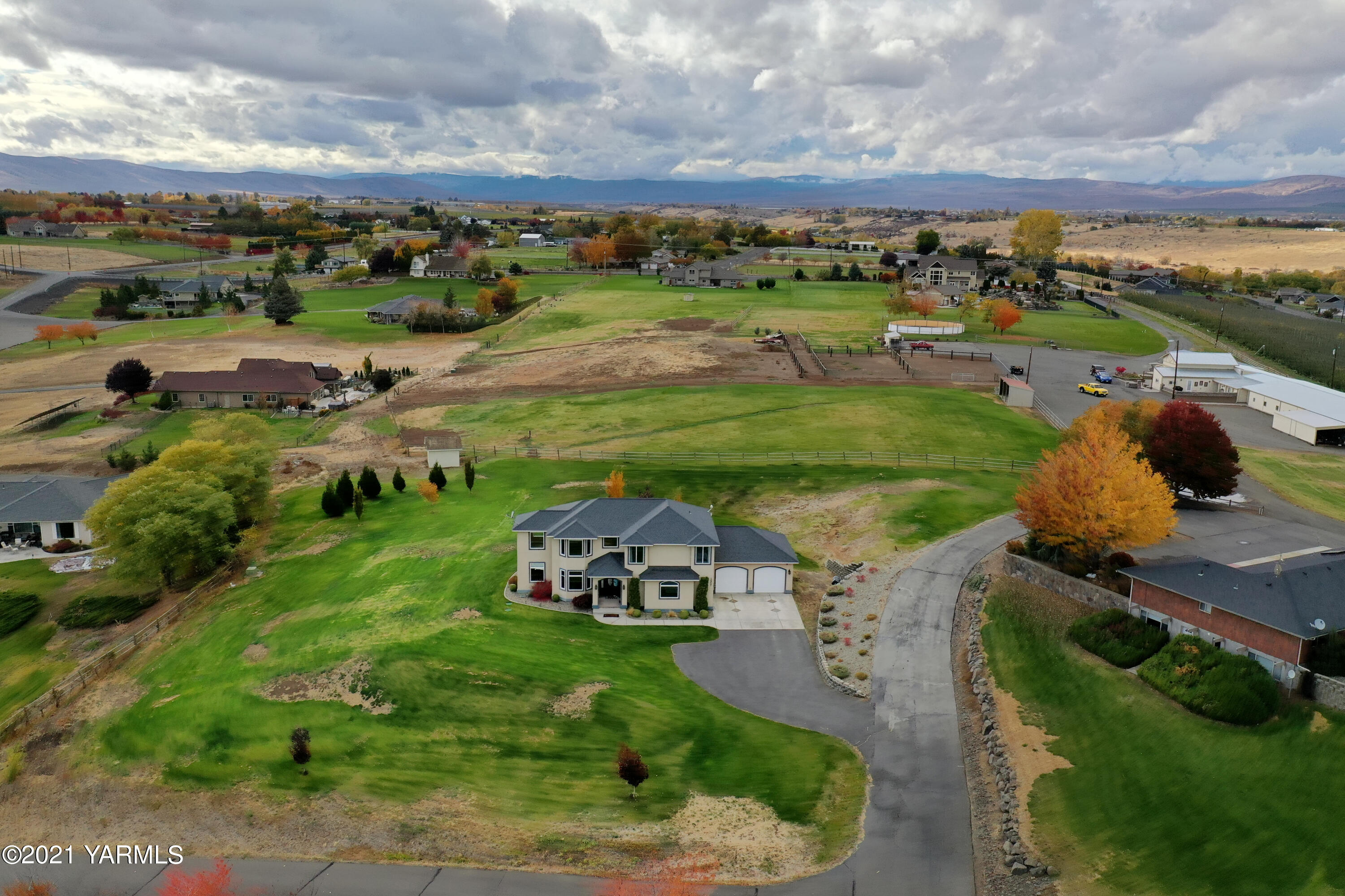 10807 Zier Road Yakima, WA 98908 - Photo 41 of 44 an aerial view of a golf course with parking space