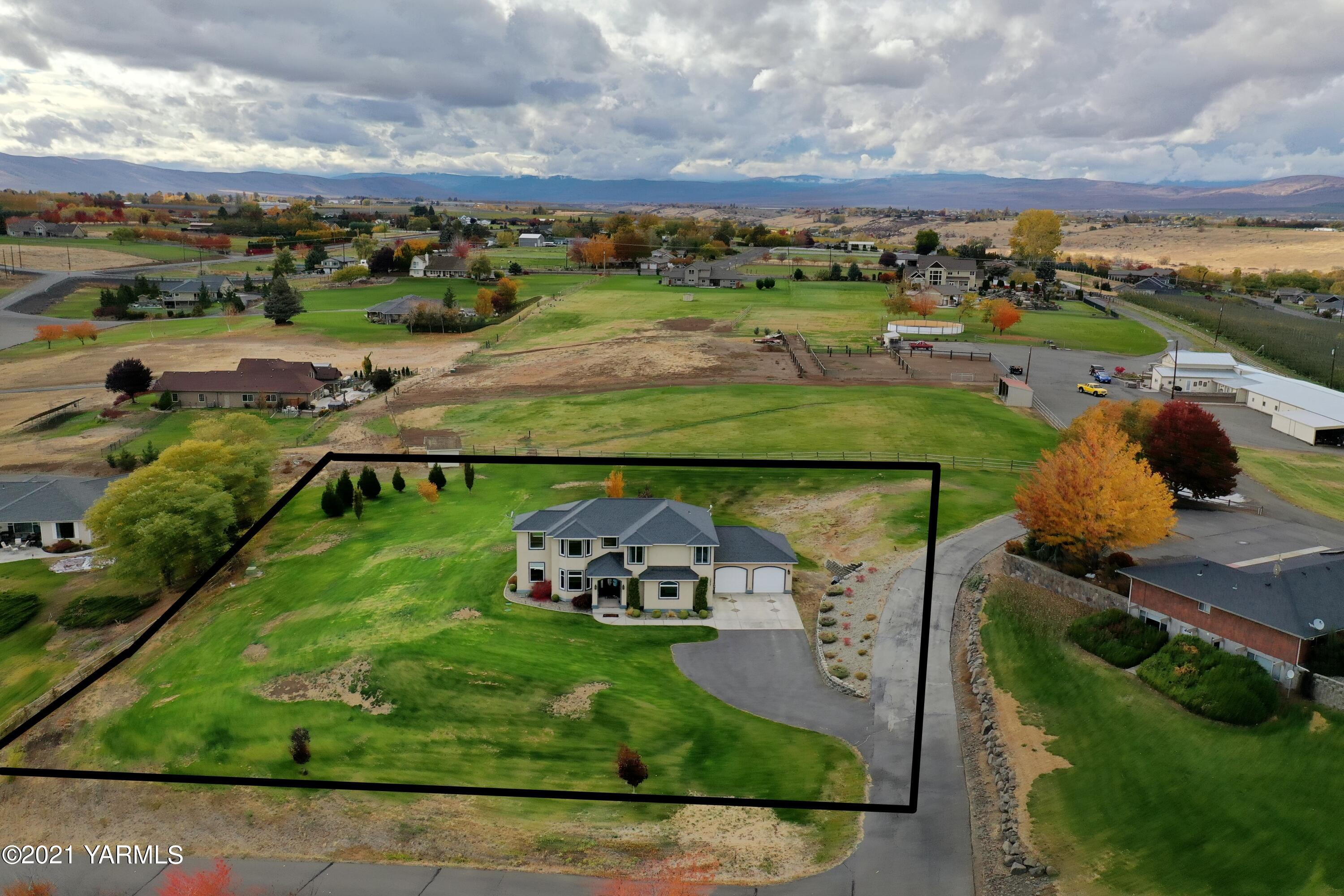 10807 Zier Road Yakima, WA 98908 - Photo 42 of 44 an aerial view of a house with a garden