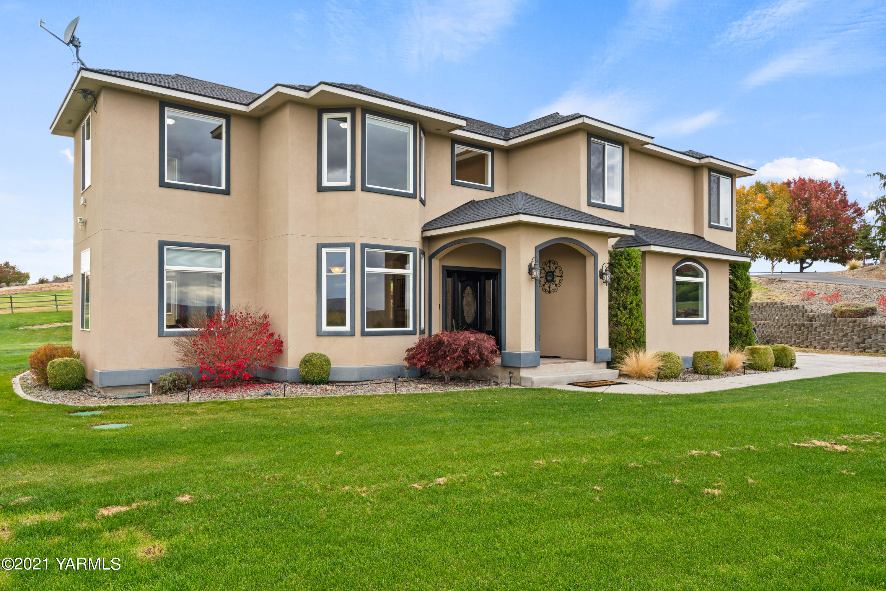 10807 Zier Road Yakima, WA 98908 - Photo 6 of 44 a front view of a house with a yard