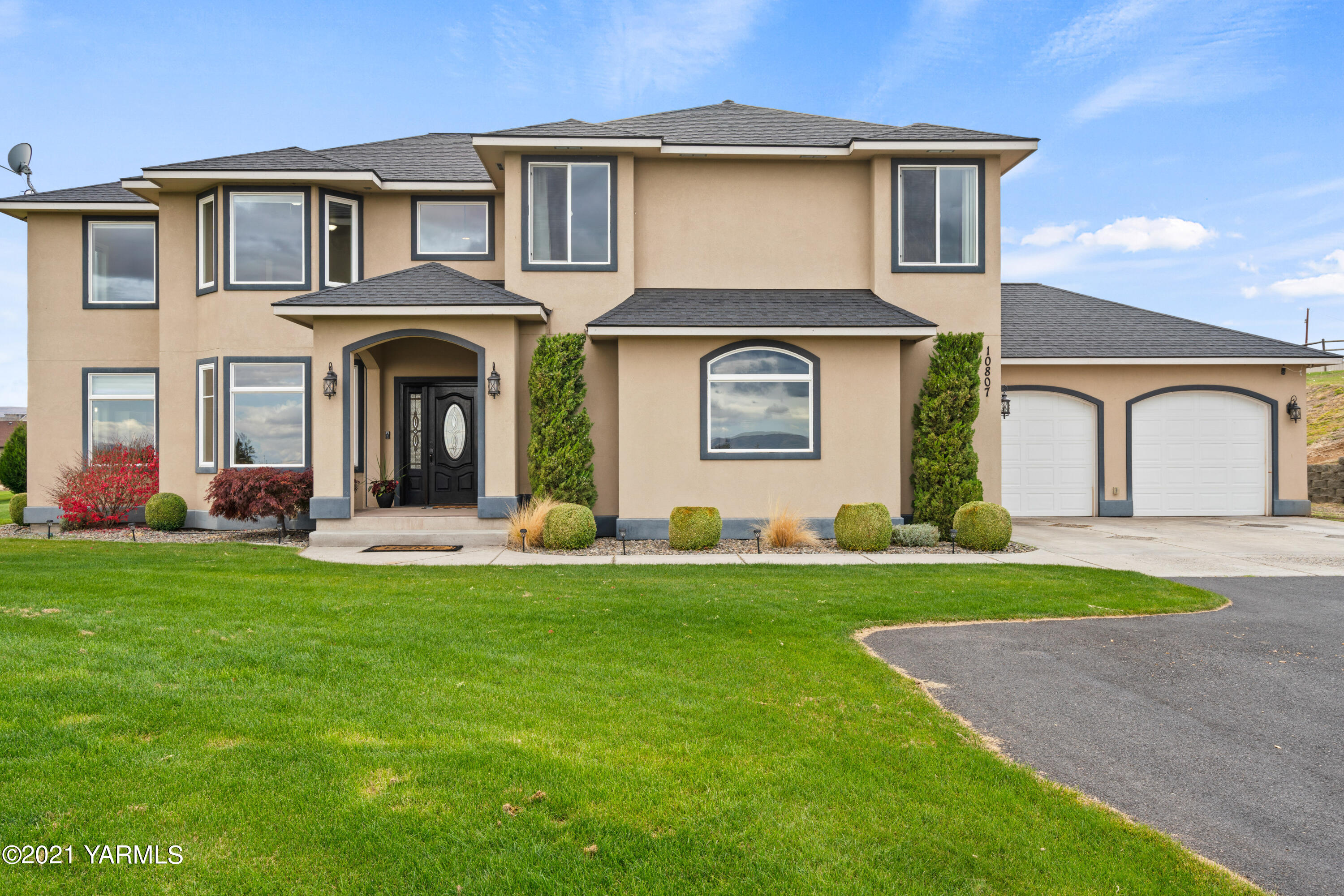 10807 Zier Road Yakima, WA 98908 - Photo 7 of 44 a front view of a house with a garden