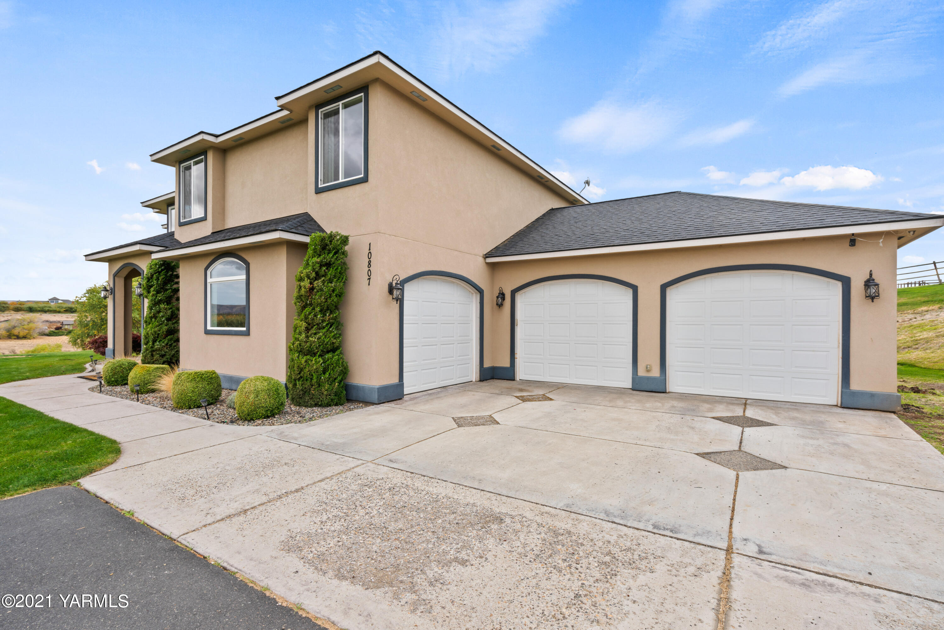 10807 Zier Road Yakima, WA 98908 - Photo 8 of 44 a front view of a house with a yard and garage