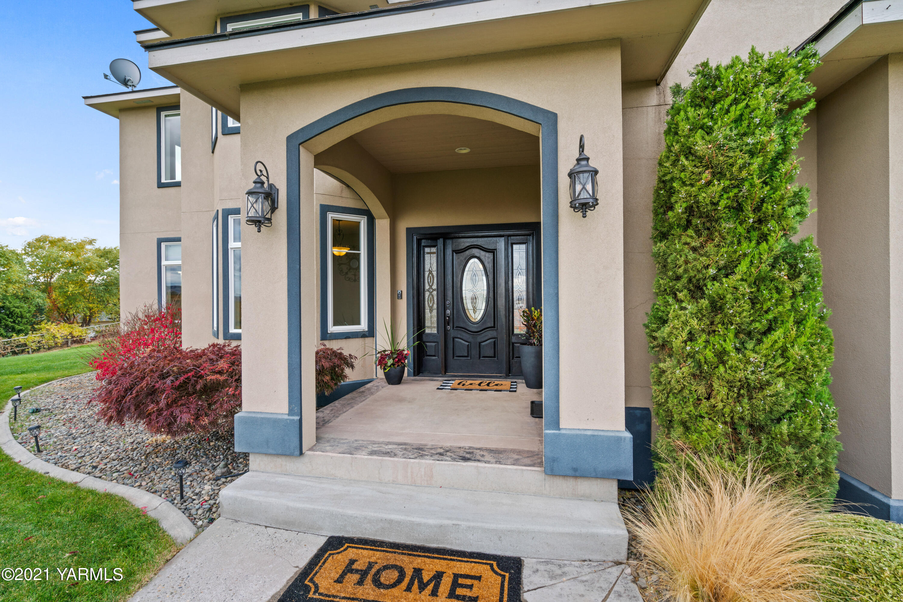 10807 Zier Road Yakima, WA 98908 - Photo 9 of 44 a front view of a house with garden