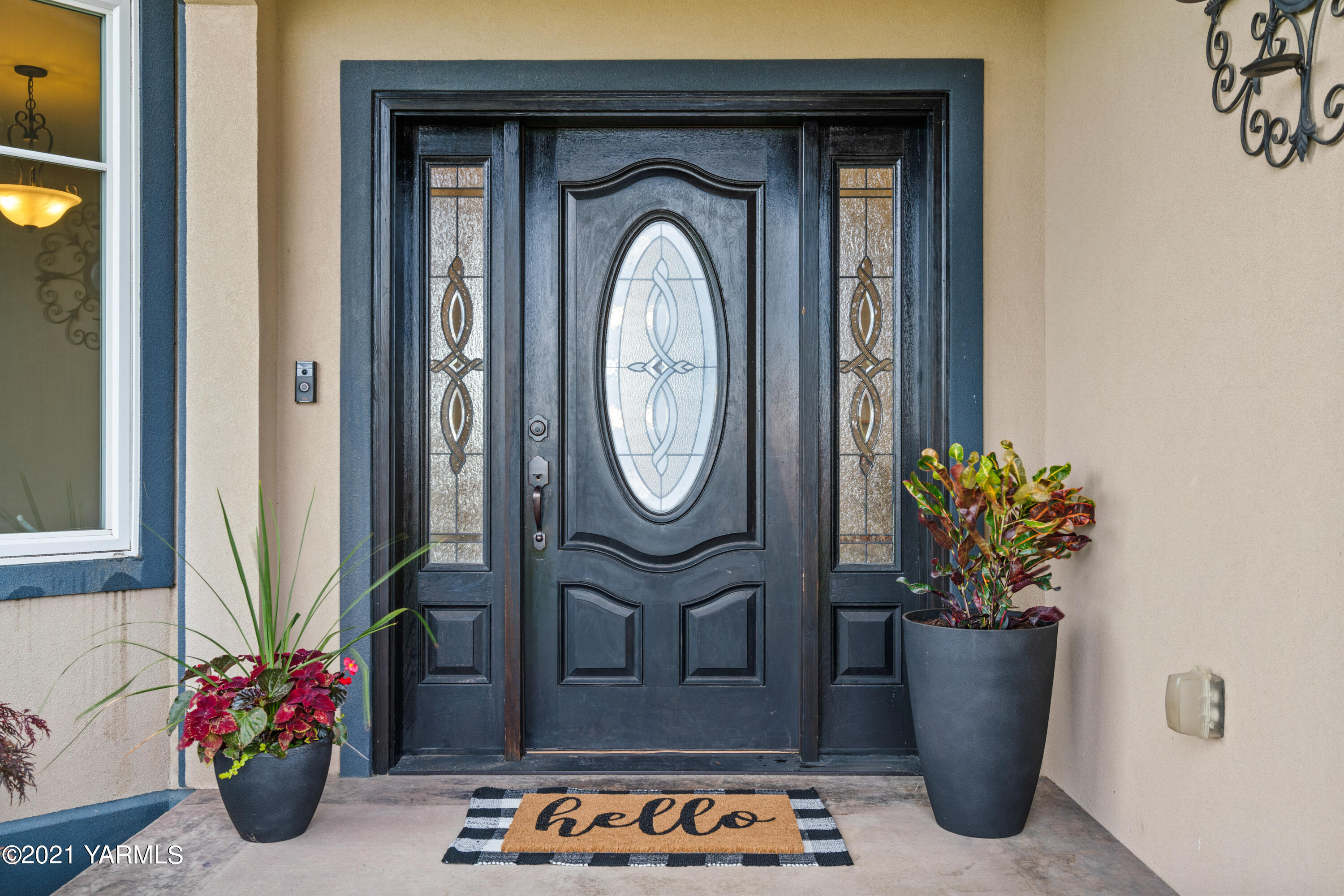 10807 Zier Road Yakima, WA 98908 - Photo 10 of 44 a front view of a house with entryway