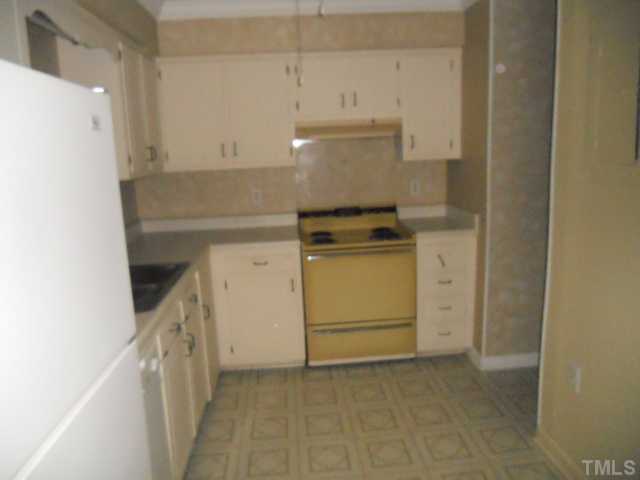 654 Pine Ridge Place Raleigh, NC 27609 - Photo 4 of 7 a utility room with dryer and washer