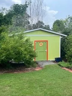 a view of a back yard