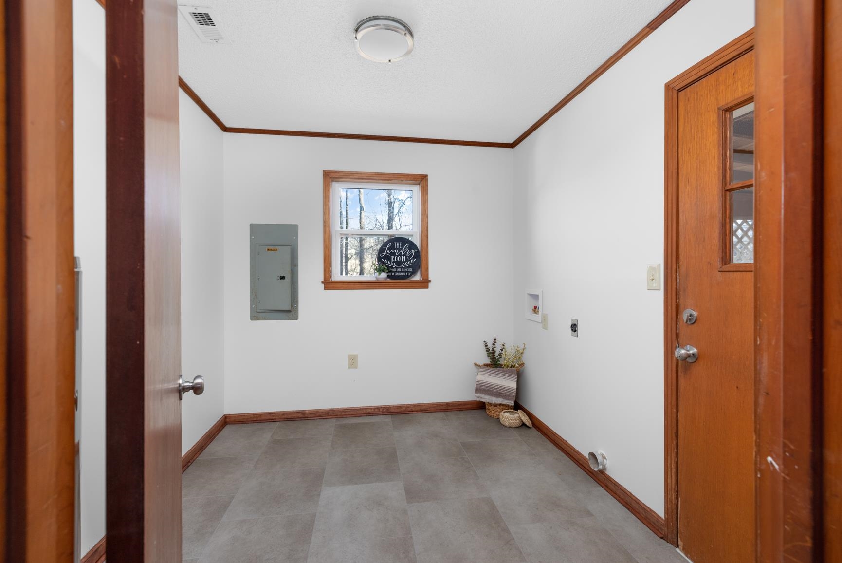 945 Gay Road Burlison, TN 38015 - Photo 26 of 27 a view of a hallway with closet area