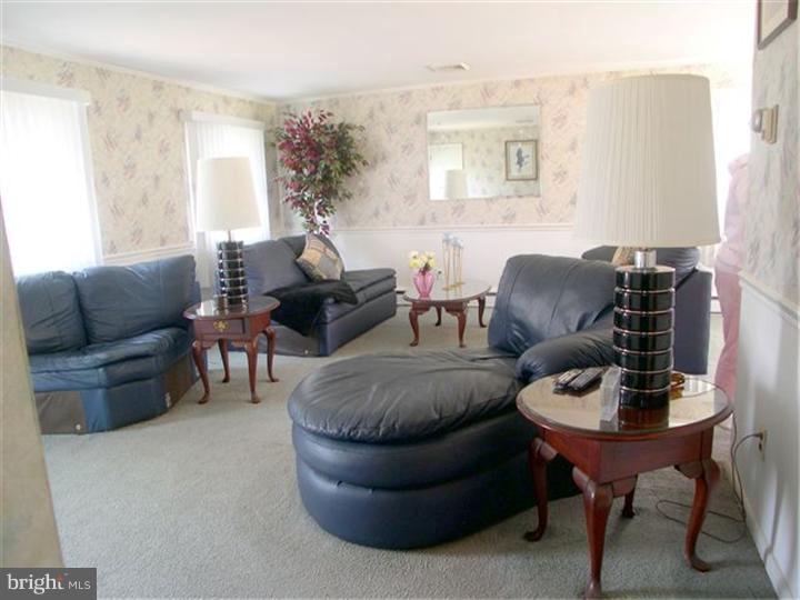 610 Cambridge Road Brookhaven, PA 19015 - Photo 3 of 23 Living Room
