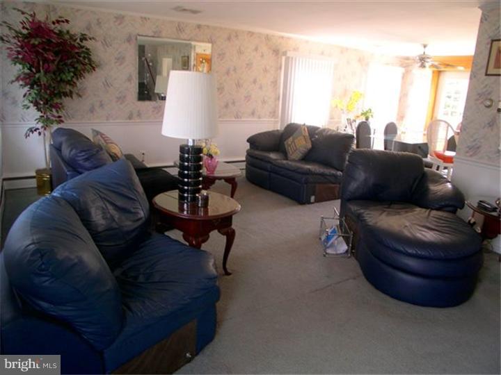 610 Cambridge Road Brookhaven, PA 19015 - Photo 4 of 23 Living Room
