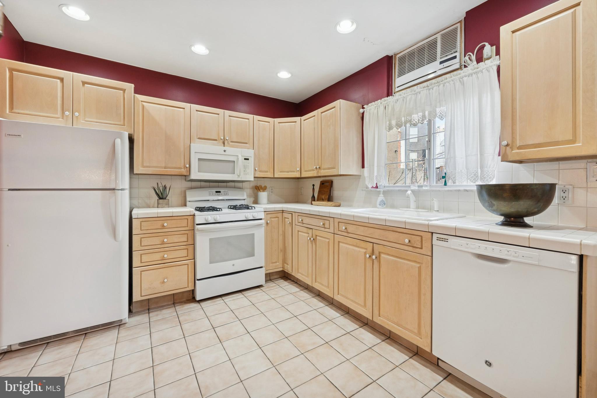 1135 Tasker Street Philadelphia, PA 19148 - Photo 12 of 24