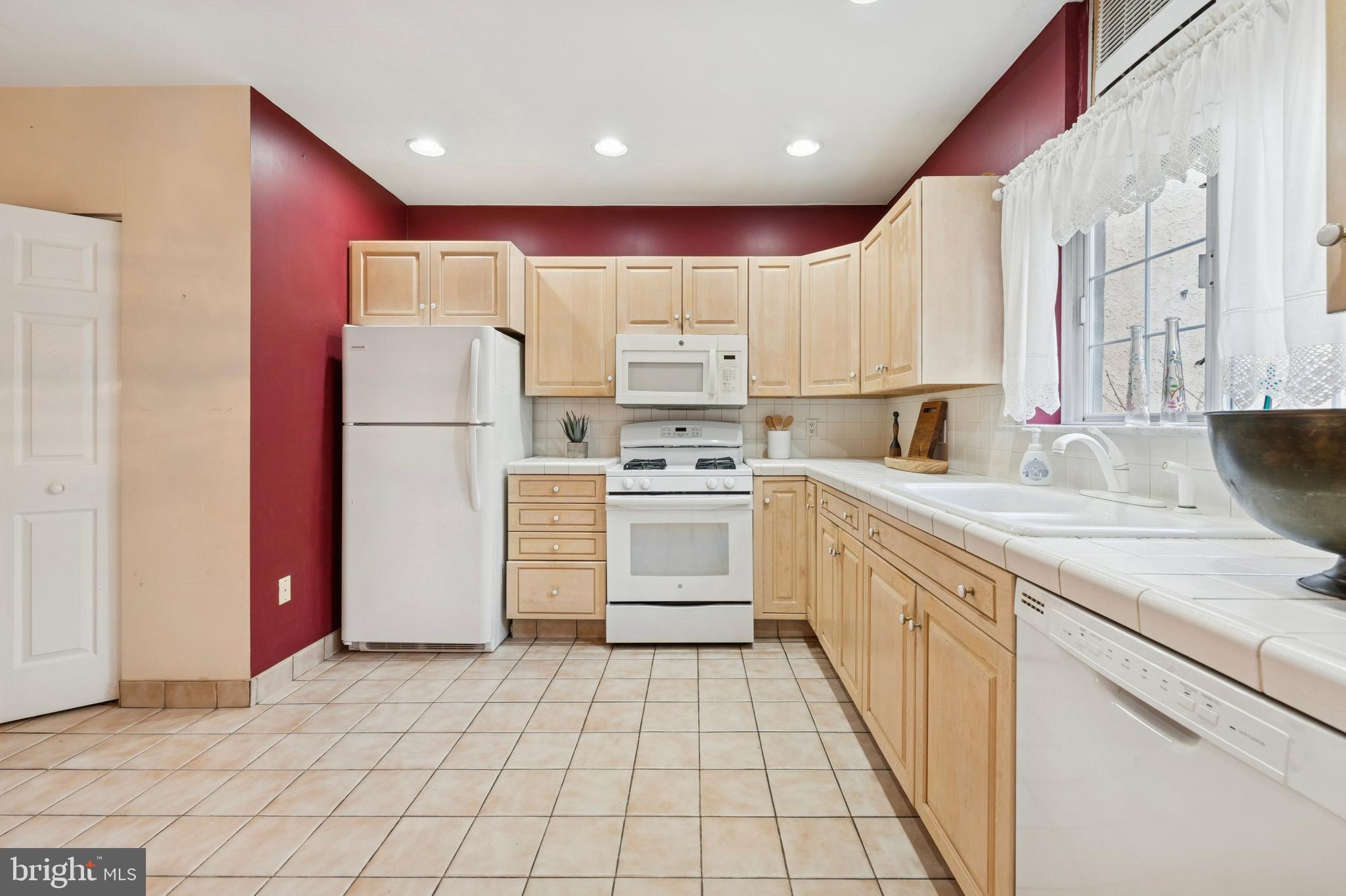 1135 Tasker Street Philadelphia, PA 19148 - Photo 10 of 24