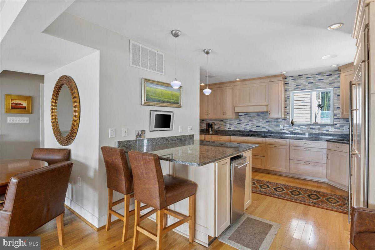 9100 Riverside Drive Fort Washington, MD 20744 - Photo 22 of 80 Kitchen with bar area eating space