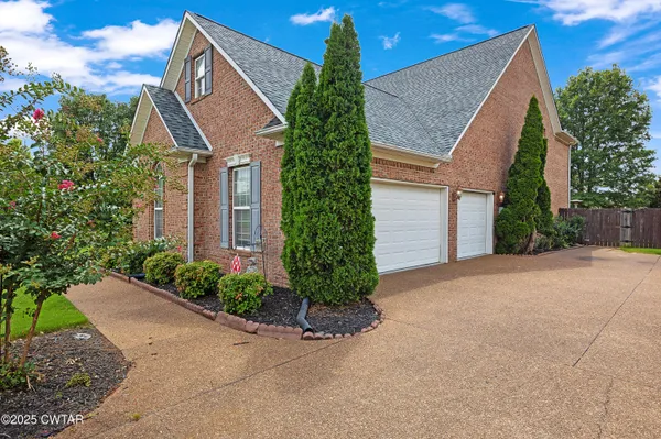 a view of a house with backyard and garden