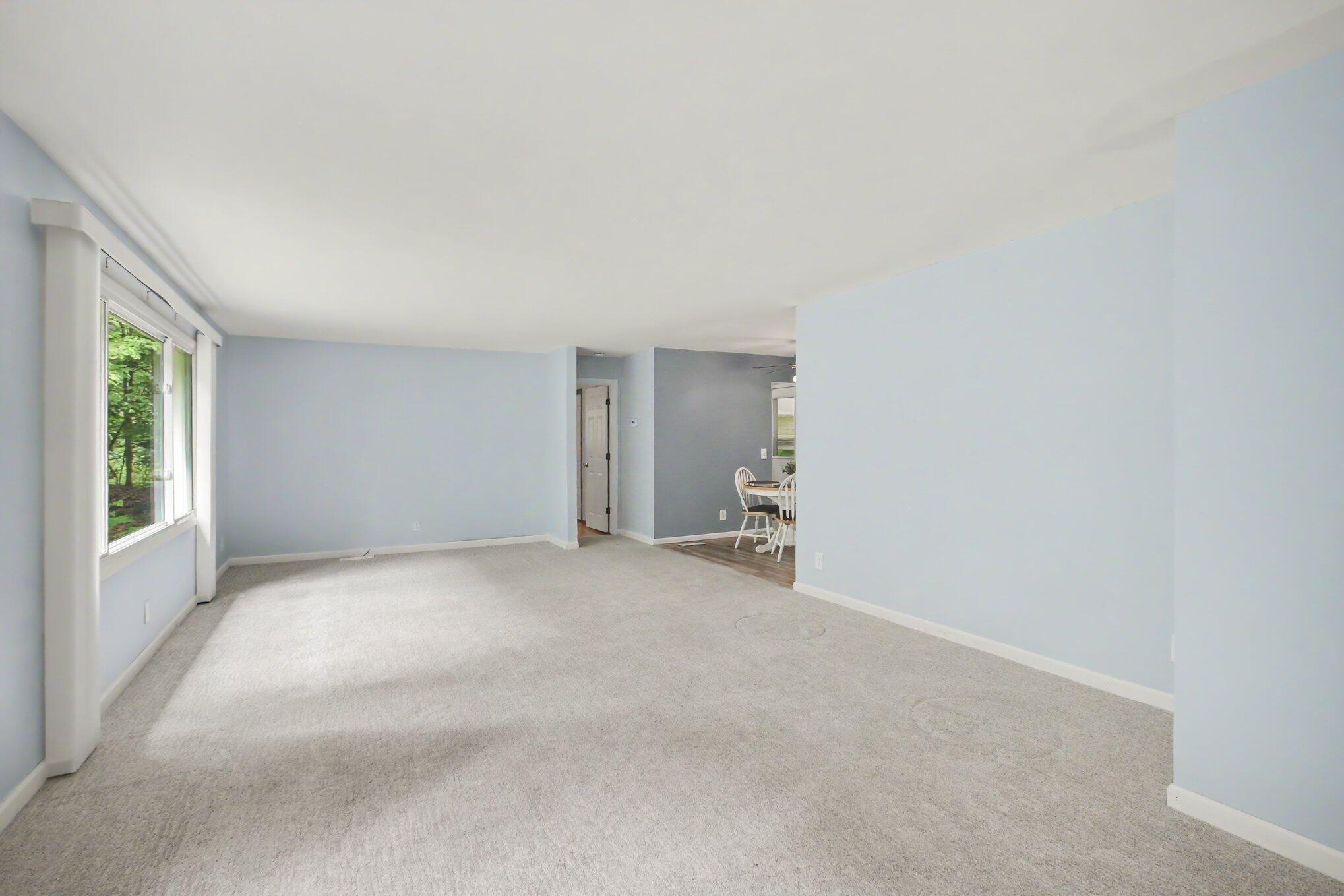850 West Michillinda Road Muskegon, MI 49445 - Photo 5 of 18 Large, Bright Livingroom