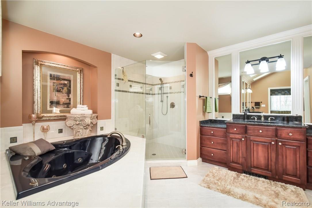 7942 Ranch Estates Road Clarkston, MI 48348 - Photo 28 of 61 Jacuzzi tub in master bath.