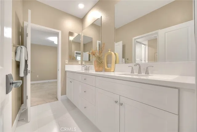 a en suite bathroom with a sink and a mirror