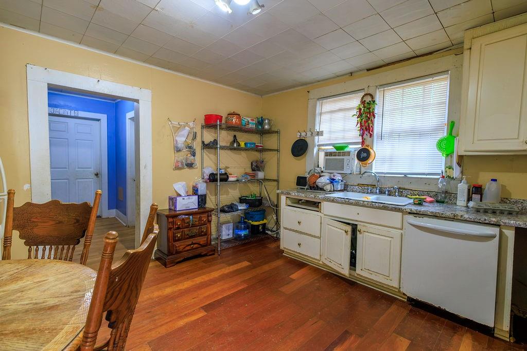 241 East Killian Street Canton, GA 30114 - Photo 4 of 15 a very nice looking room with a large window