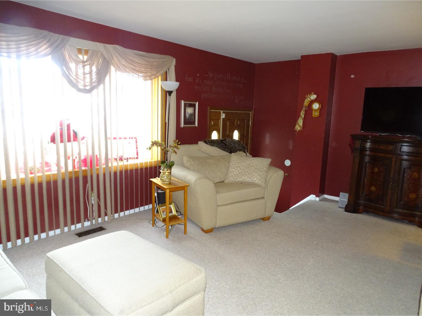 12403 Tyrone Road Philadelphia, PA 19154 - Photo 3 of 23 Living Room