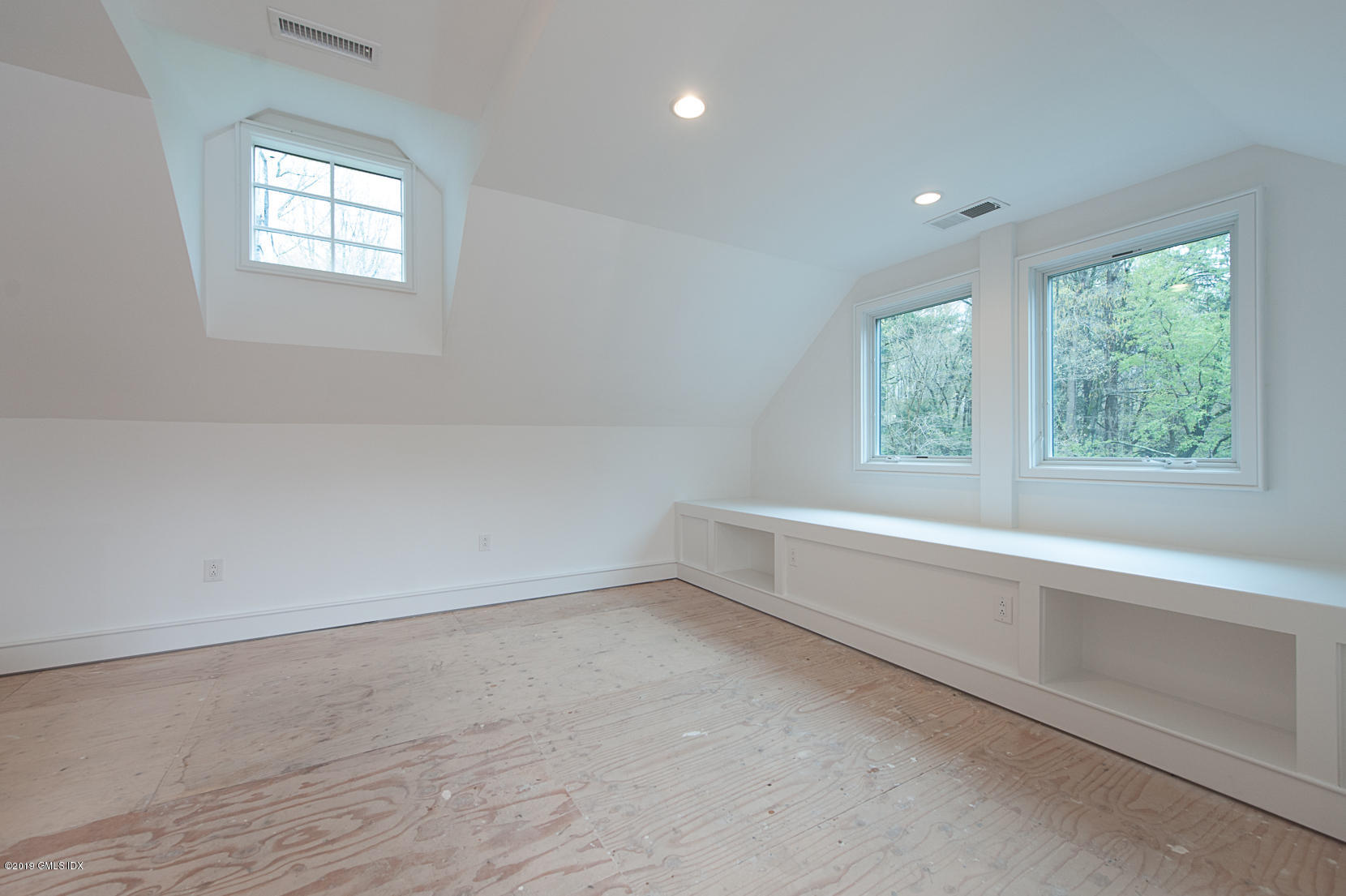 17 Heronvue Road Greenwich, CT 06831 - Photo 16 of 31 an empty room with a window