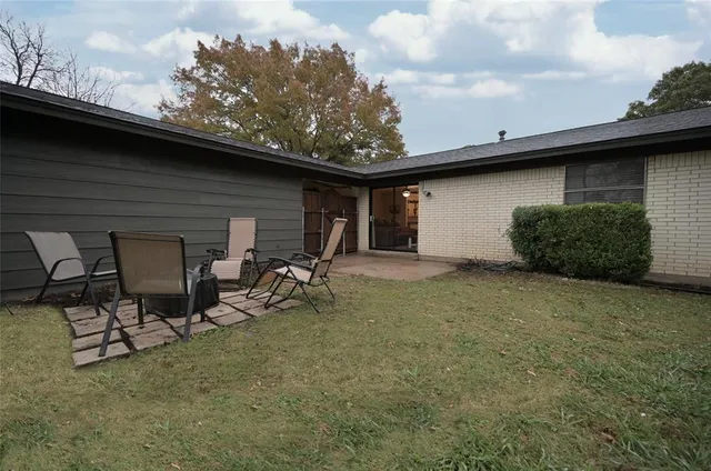 a view of a backyard