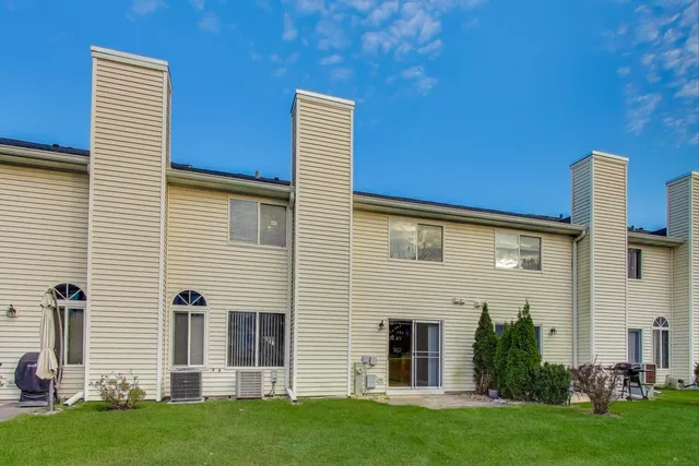 $289,990 | 106 Brittany Drive, Streamwood, IL 60107