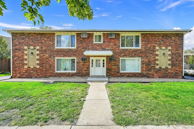 $1,700 | 8210 South 84th Avenue, Unit 1N, Justice, IL 60458