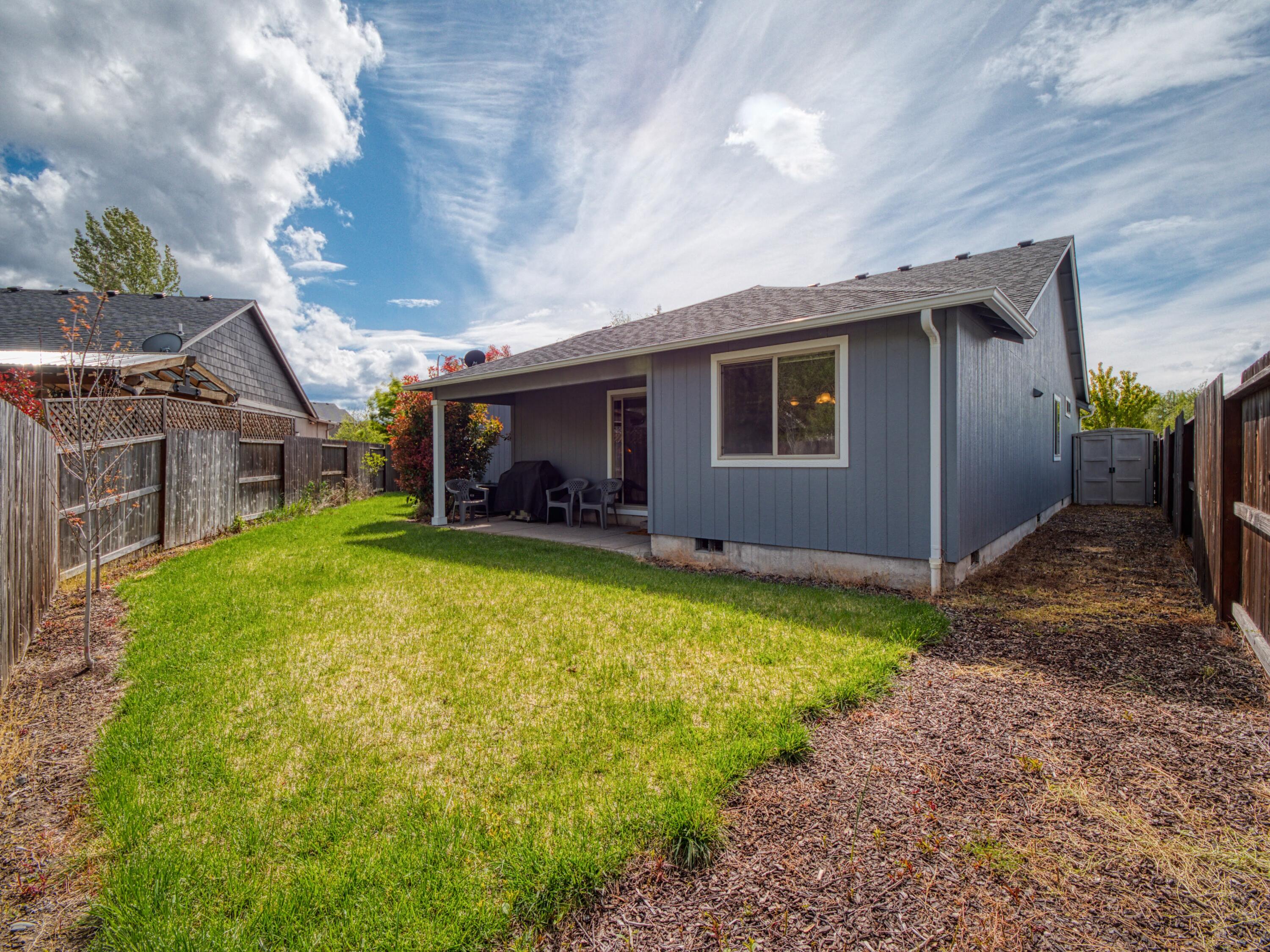 1561 Inverness Drive Medford, OR 97504 - Photo 31 of 33 Rear 1