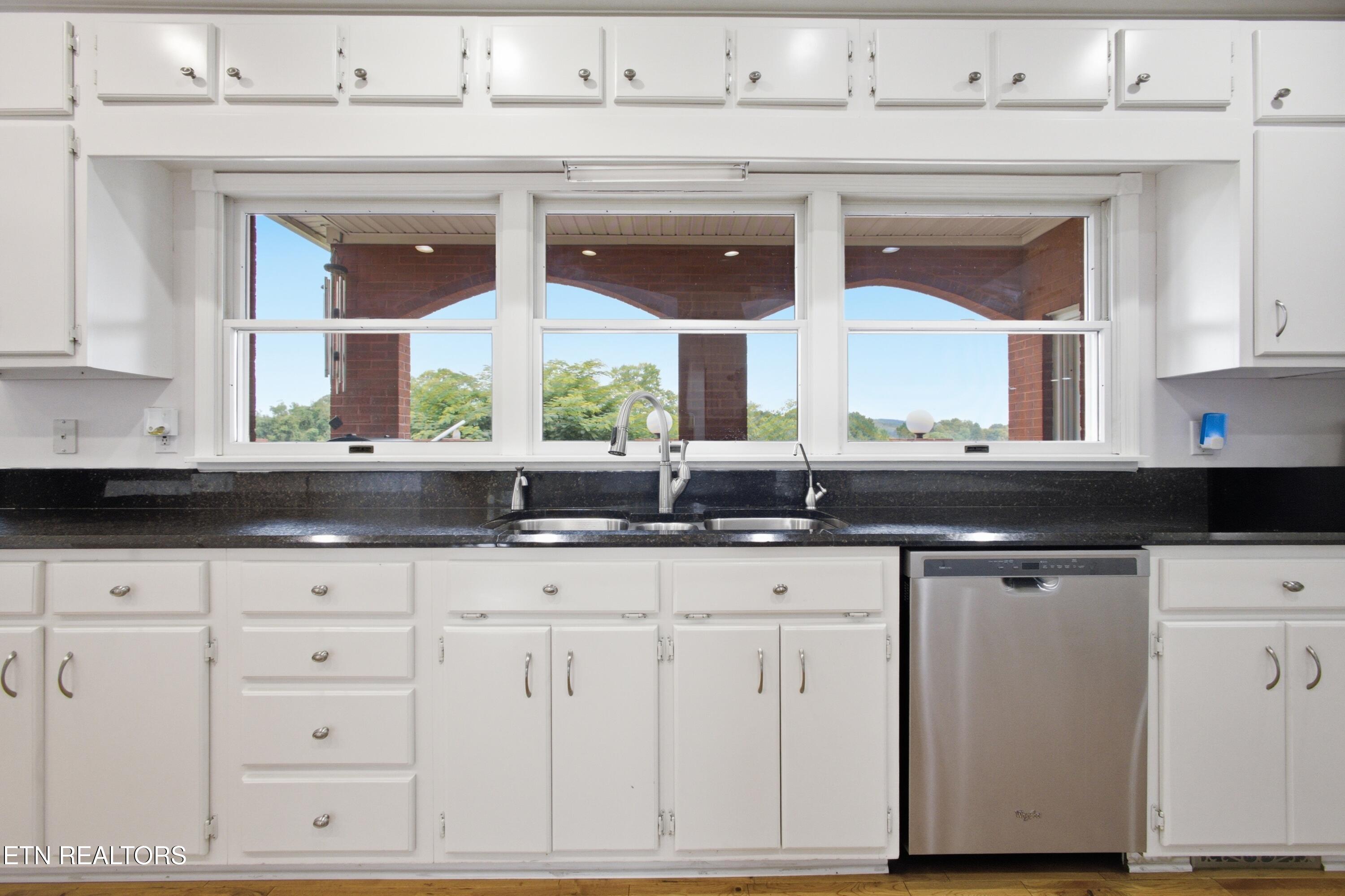 662 River Road Kingston, TN 37763 - Photo 21 of 44 Kitchen