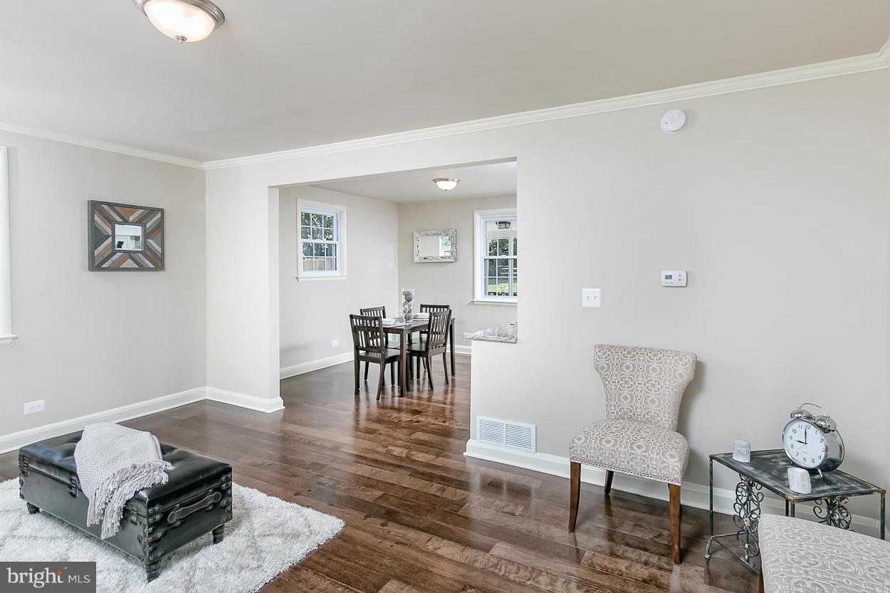 4 Dunmore Road Baltimore, MD 21228 - Photo 13 of 24 Living Room