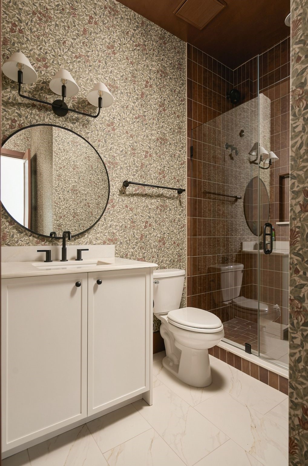 1525 Ronson Road Houston, TX 77055 - Photo 19 of 31 Upstairs hall Bath
