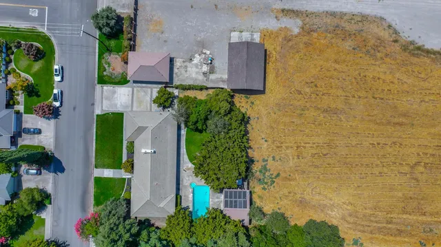 a bird view of house with yard