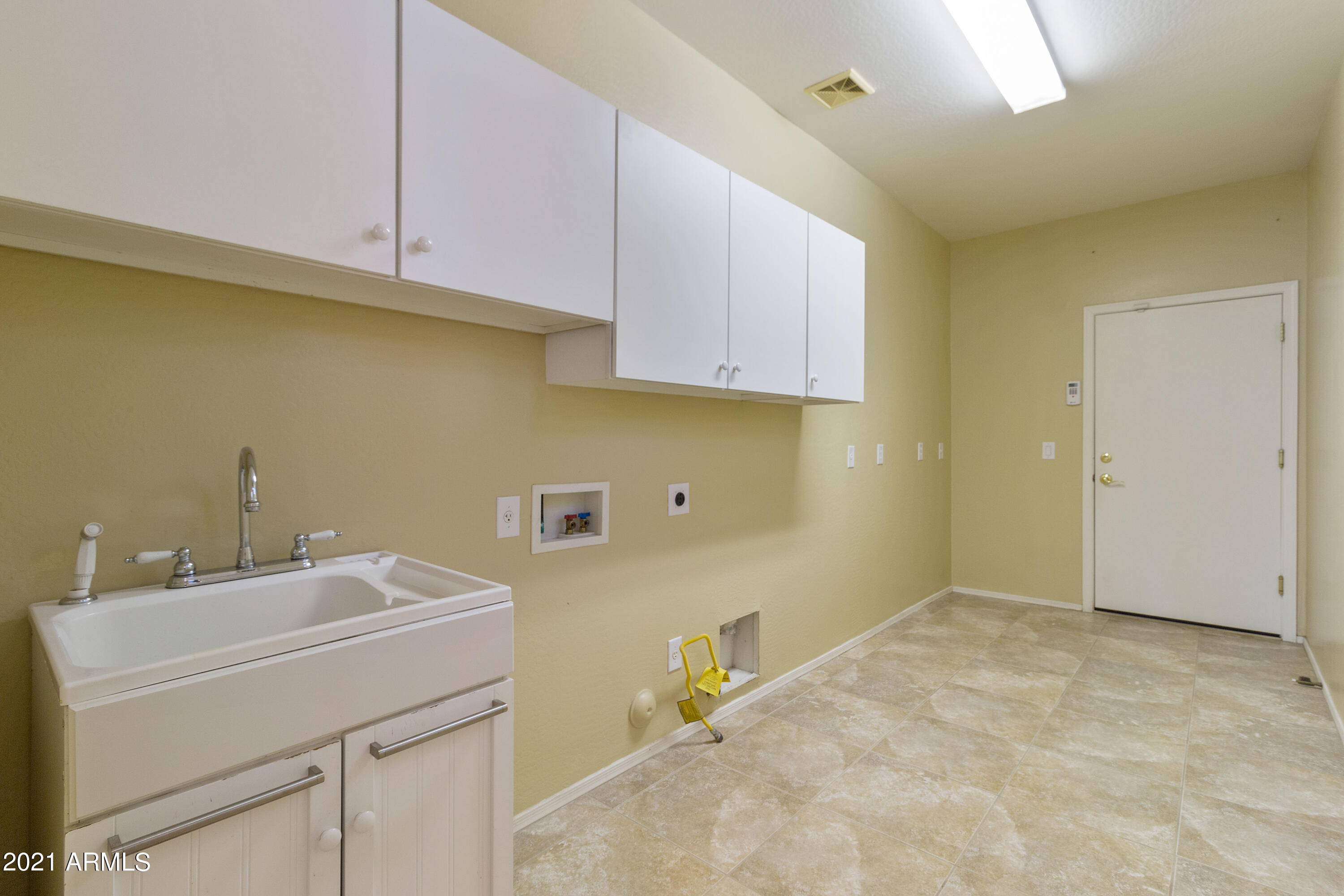 42504 Abbey Road Maricopa, AZ 85138 - Photo 27 of 58 Laundry Room