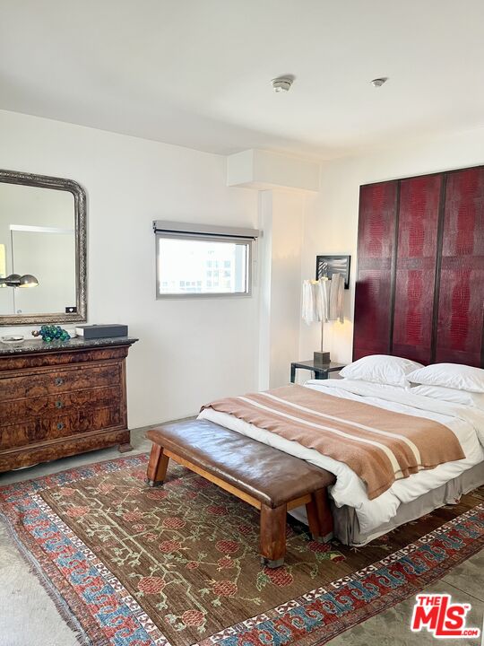 4111 Sunset Boulevard, Unit 332 Los Angeles, CA 90029 - Photo 13 of 17 a bedroom with a bed and dresser