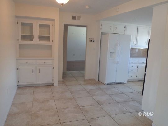 516 Scott Street Ridgecrest, CA 93555 - Photo 13 of 35 an empty room with cabinet and mirrors