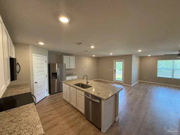 $2,020 | 4041 Whitetail Lane, Pensacola, FL 32526
