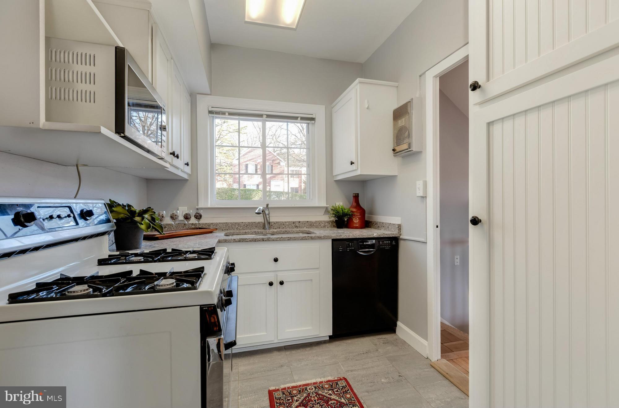 3214 Gunston Road Alexandria, VA 22302 - Photo 9 of 19 Kitchen