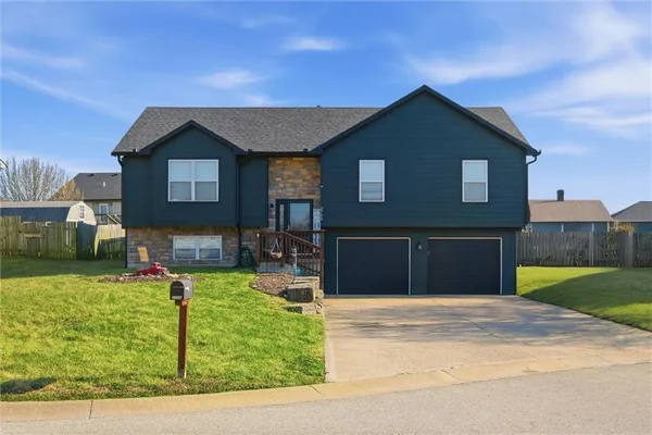 $330,000 | 2708 Hickory Court, Tonganoxie, KS 66086