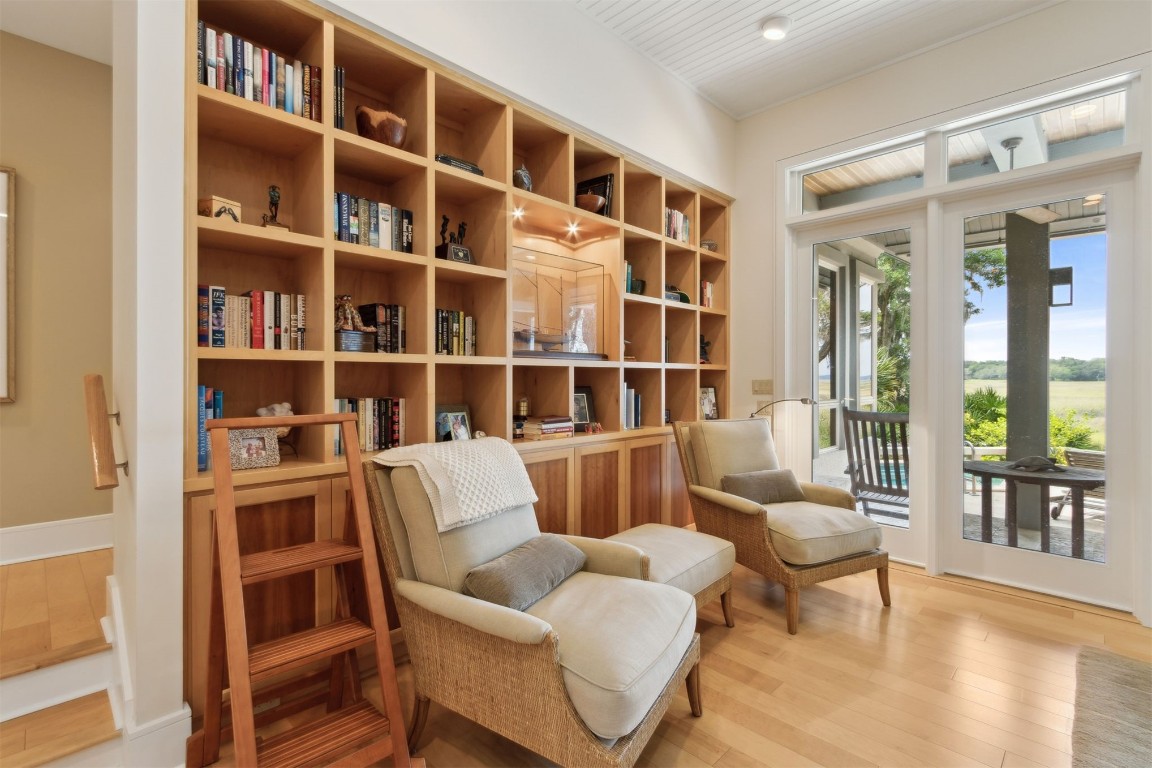 10 Sea Marsh Road Amelia Island, FL 32034 - Photo 10 of 78 a living room with furniture and a book shelf