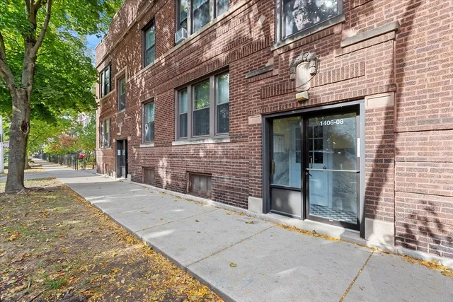 $1,950 | 1406 West Melrose Street, Unit 1, Chicago, IL 60657