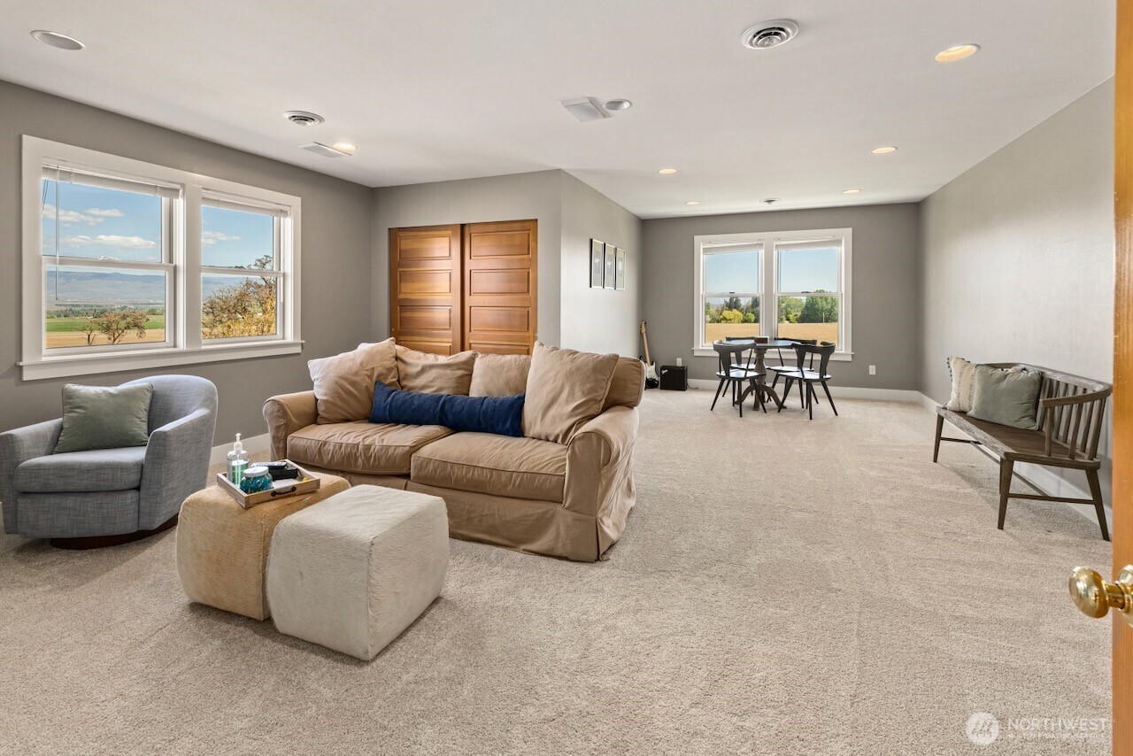 3920 Weaver Road Ellensburg, WA 98926 - Photo 23 of 40 a living room with furniture and a large window