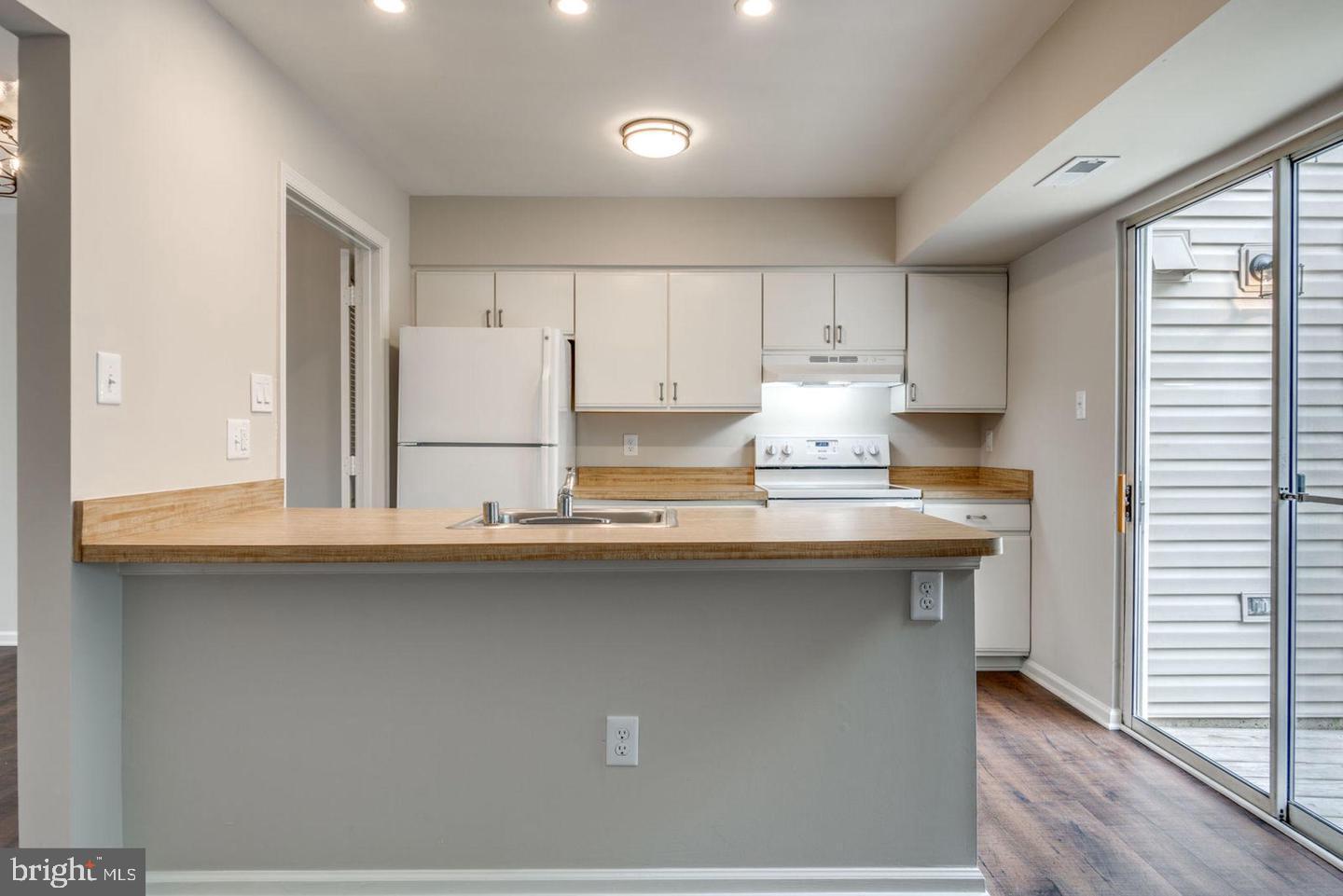 340 Lancaster Square Sterling, VA 20164 - Photo 6 of 16 Spacious kitchen with a tranquil view!