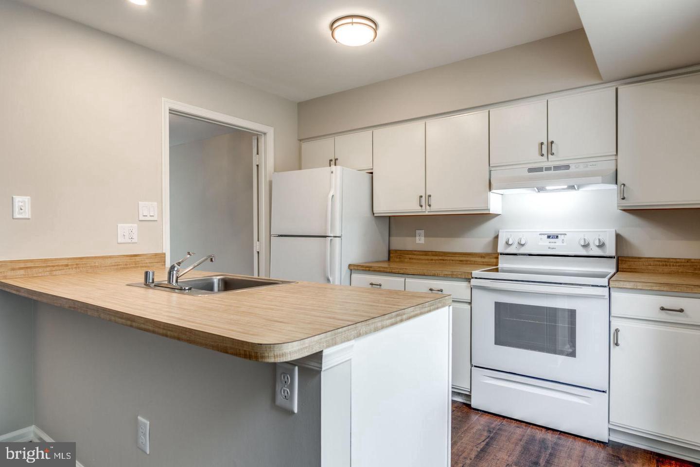 340 Lancaster Square Sterling, VA 20164 - Photo 7 of 16 Spacious kitchen with a tranquil view!
