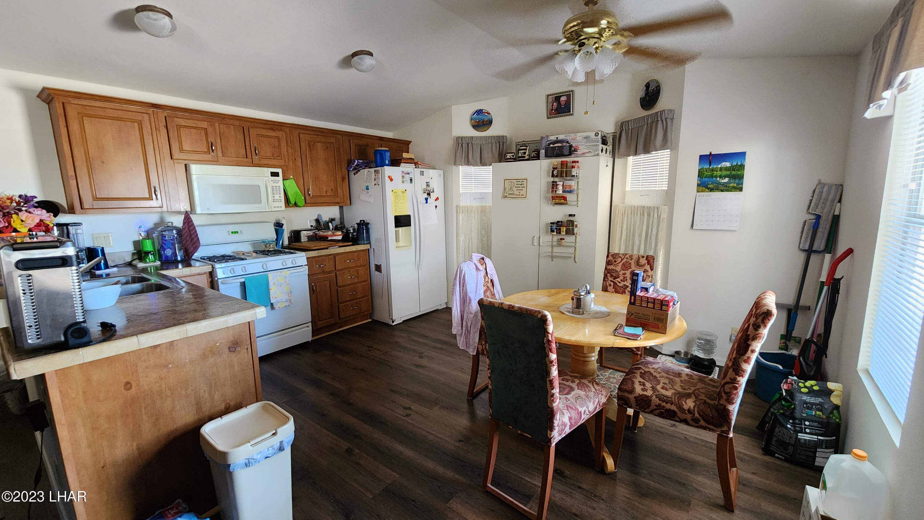 1240 Acacia Road, Unit 155 Quartzsite, AZ 85346 - Photo 5 of 21 Kitchen & dining area