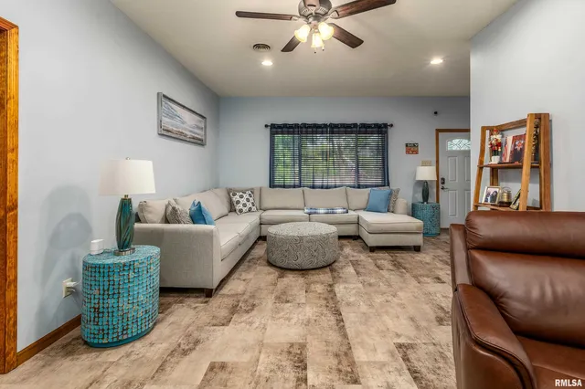 $269,900 | 13414 South Egypt Shores Drive, Creal Springs, IL 62922