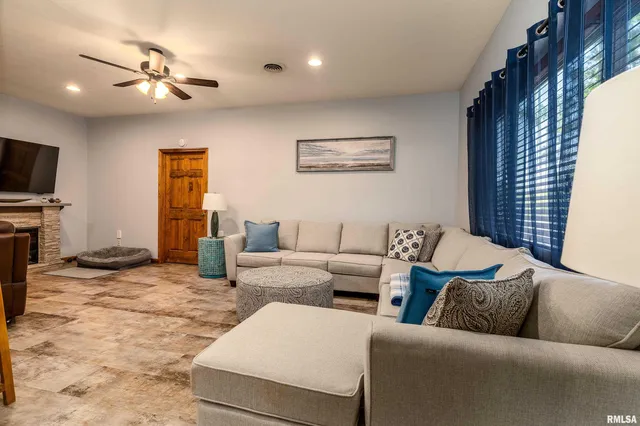 $269,900 | 13414 South Egypt Shores Drive, Creal Springs, IL 62922