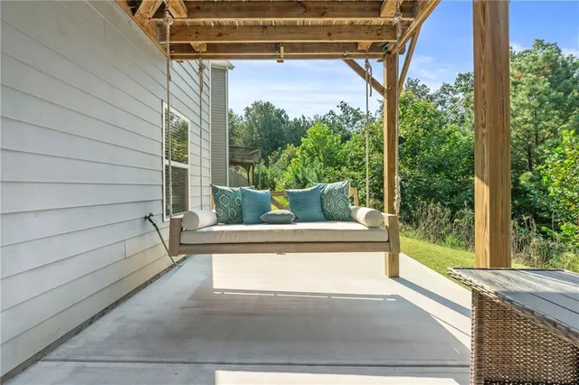 a view of a house with backyard