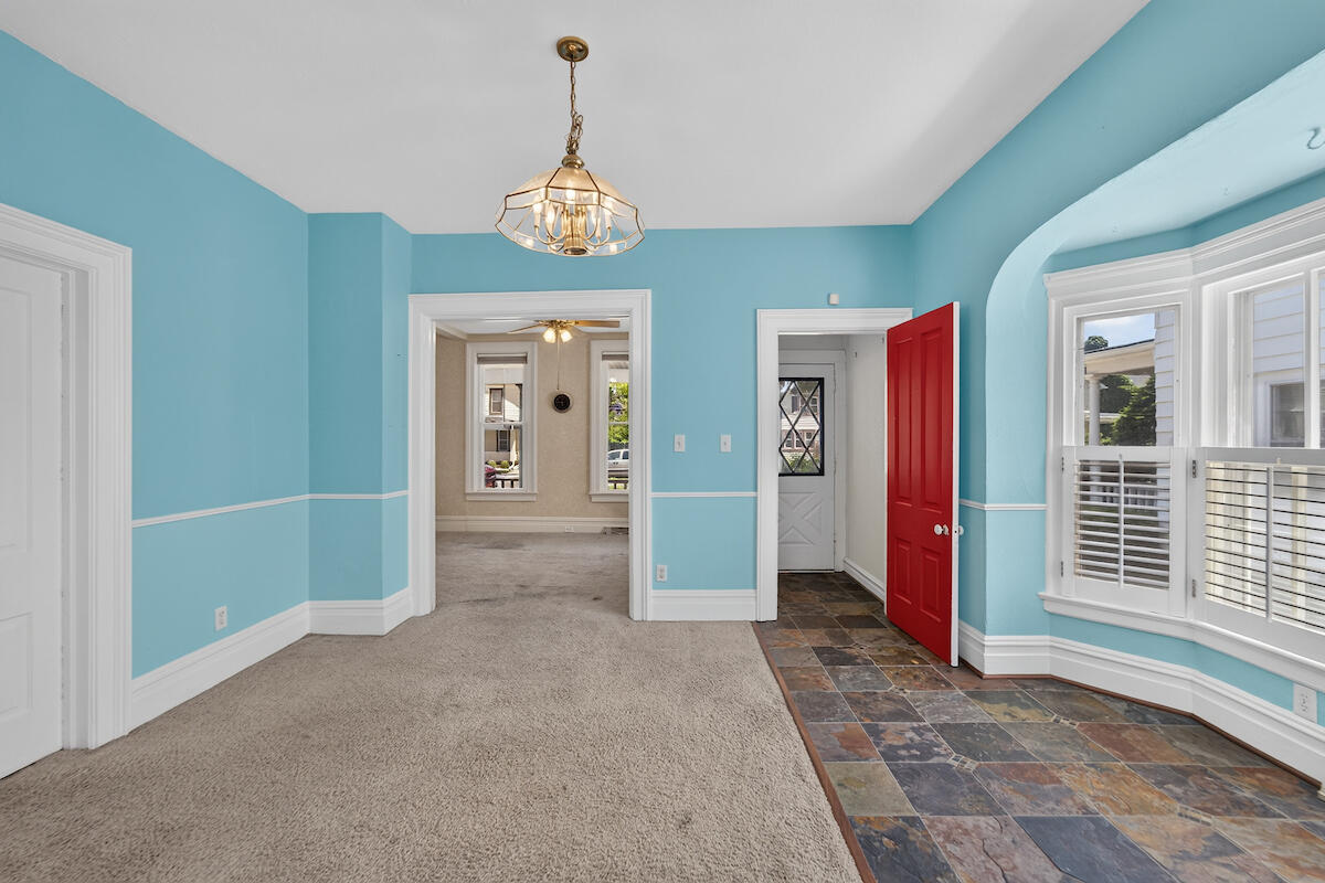 1526 Wisconsin Avenue Racine, WI 53403 - Photo 3 of 18 Lving Room
