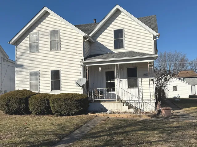 $189,900 | 517 West Beaver Street, St. Anne, IL 60964