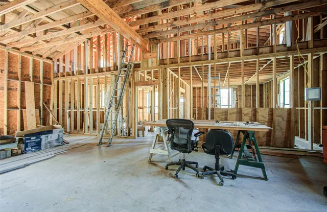a view of backyard with garden and trees